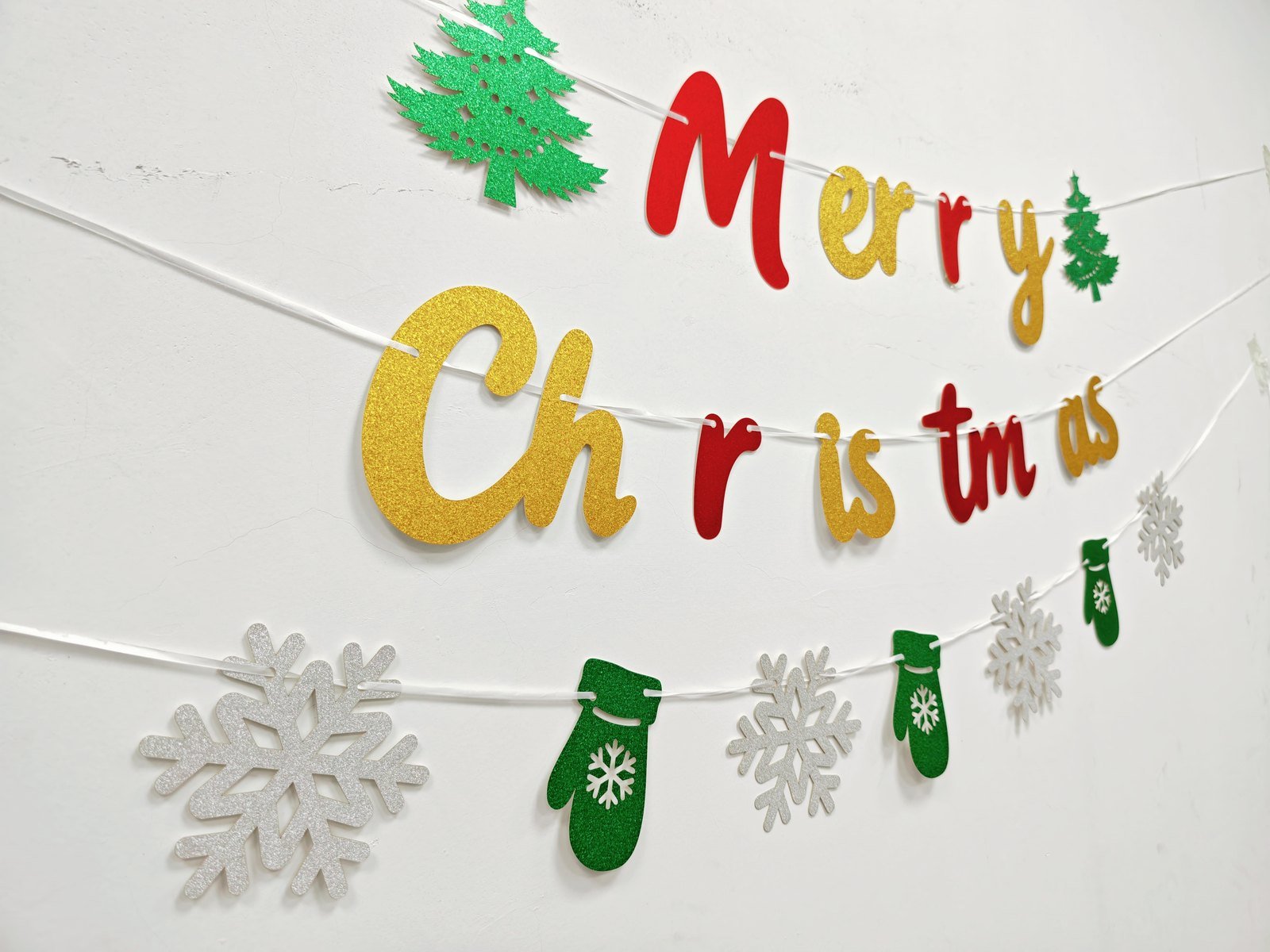 Christmas glitter banner set Style 2605 close-up — gold and red Merry Christmas letters with silver snowflakes and green mittens