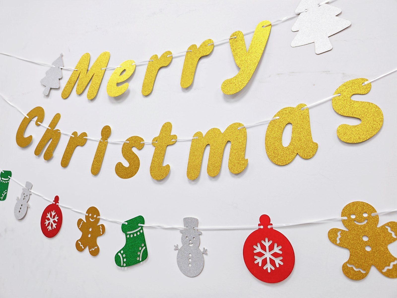 Christmas glitter banner set Style 2606 close-up — gold Merry Christmas glitter letters with a festive ornament garland
