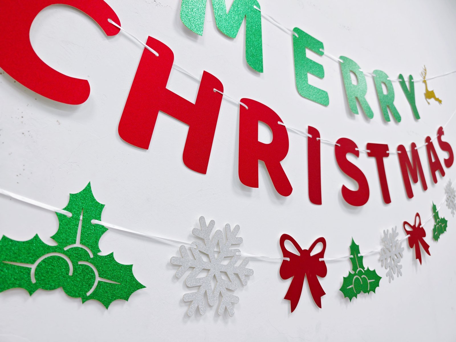 Christmas glitter banner set Style 2607 close-up — red CHRISTMAS glitter letters with a holly, ribbon and snowflake garland